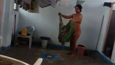 Indian home made mms clip of village aunty removed dress front of cam