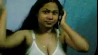 Nude Desi Indian Bhabhi Possing her Boobs & Ass To her Lover Mms