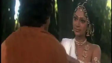 Simi Grewal – Shashi Kapoor sex Scene from a 1972 bollywood movie-1