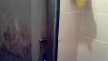 sindhi girlfriend self recorded bath selfie