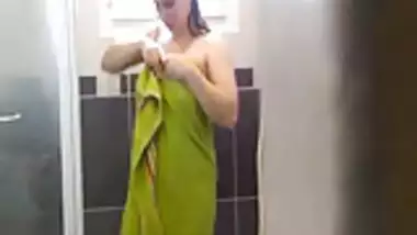 aunty bath hidden cam