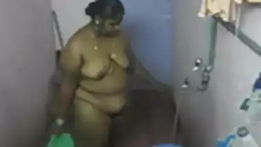 desi- south indian aunty bathing 2