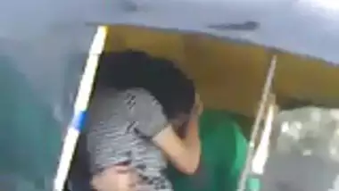 desi kissing in auto rickshaw