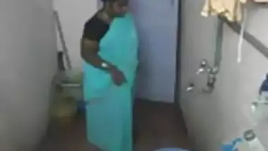 desi- south indian aunty bathing