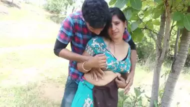 Outdoor romance with hot Lucknow desi bhabhi