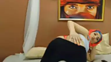 sexy hijabi shakes ass on cam