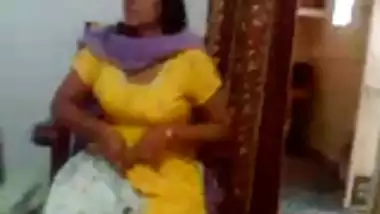 Indian sex video of an Indian aunty showing her big boobs