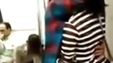 22 lovers Kissing in delhi metro