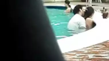 Real couples suddenly became horny in pool