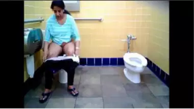 Sexy Marathi Aunty Peeing In Public Toilet