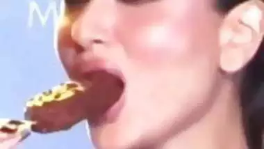 Kareena Kapoor Loves Licking Suckin her Chocolate Ice Lolly 