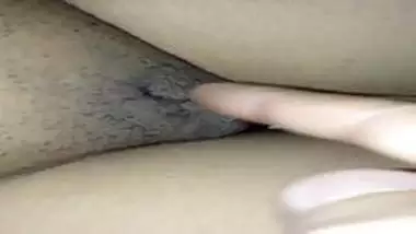 Masturbate to orgasm (fingered)