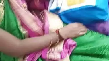 Tamil hot young married aunty boobs and navel in bus part:1