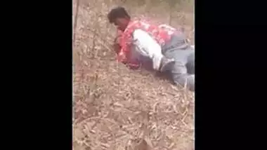 Desi lover boy fucking girl in jungle caught red handed