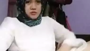 Beautiful BBW Hijab teen. 11 Minutes Below