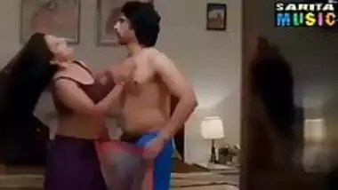 hot maami ki gaand tel laga kai maari