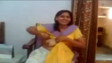 Delhi aunty showing big boobs to neighbor