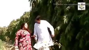 Desi Bhabhi has funny affair in fields