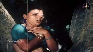 Desi Village Girls Hot Cleavage Show