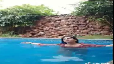 Mallu girl pussy spotted in swimming pool