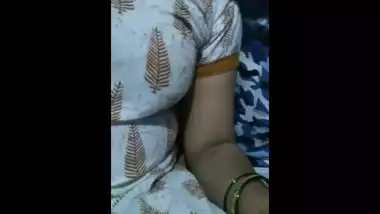 Desi saree Bhabi showing boobs in the camera