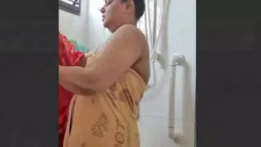 BBW Indian milf aunty bathing vdo