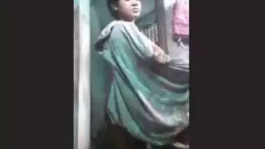 Cute Desi Girl Bathing new clip