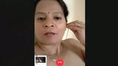 Sexy Bhabhi Showing Her Boobs