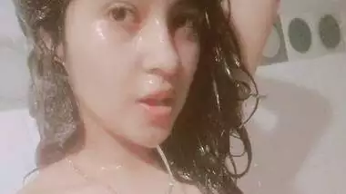 Wet Indian teen bathroom girl naked selfie leaks