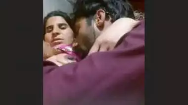 Devar bhabhi kaa doodh peeta hua