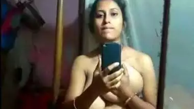 Horny big boobed desi girl showing and fingering