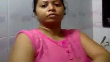 Desi Bhabhi Nude In Bathroom