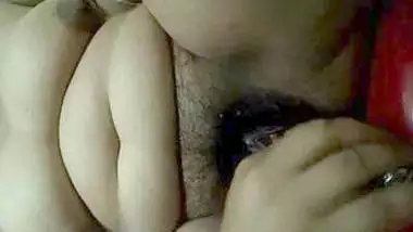 Horny Desi Bhabi Pussy Fucking With Hand Shower