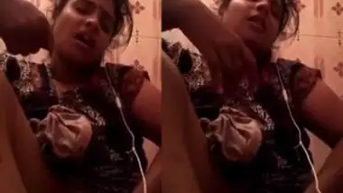 Sexy bhabi fingering hard