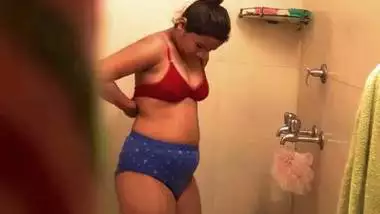 Hiddencam bathing leaks of Desi neighbor