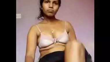 Desi cute girl fing her pussy by toy