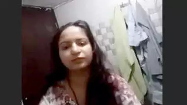 Desi cute girl show her nice body