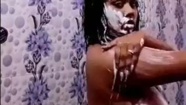 Bangladeshi model Sameera nude bath