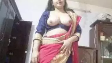 Desi cute boudi momo show her boobs