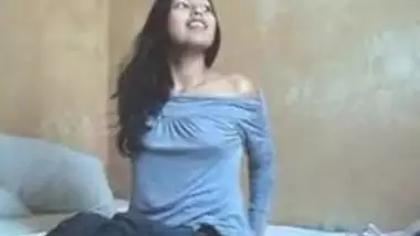 Desi cute village bhabi nice face , nude video