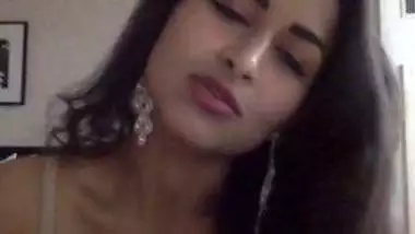 Desi NRI cam hottie Maya Rati nude tease video