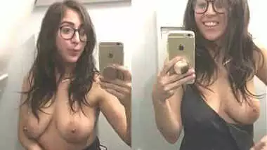 desi bhabhi taking selfie