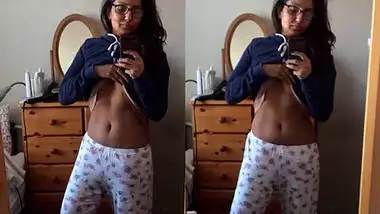 sexy desi babe showing her hot naval abs-short