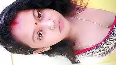 Cute newly wed mumbai housewife shivani singh navel show in transparent saree