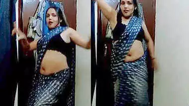 Hot Aunty in Bra and Saree