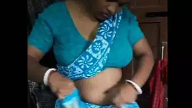 Bubbly delhi housewife bhabhi disha roy bubbly navel and cleavage expose in blue sare