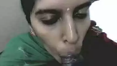 Desi Aunty Blowjob in office toilet