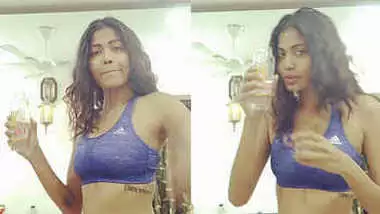 sexy desi babe doing some shitty stuff