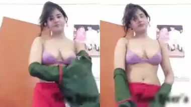 Amateur Sexy desi girl show boobs