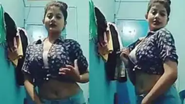 Insta Queen fleshy belly ,Sexy knotted shirt dancing